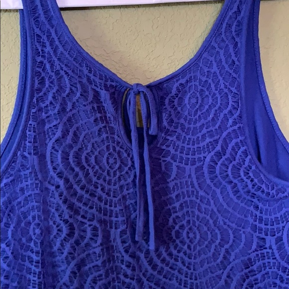 Blue tank top with lace pattern overlay. - Picture 2 of 3